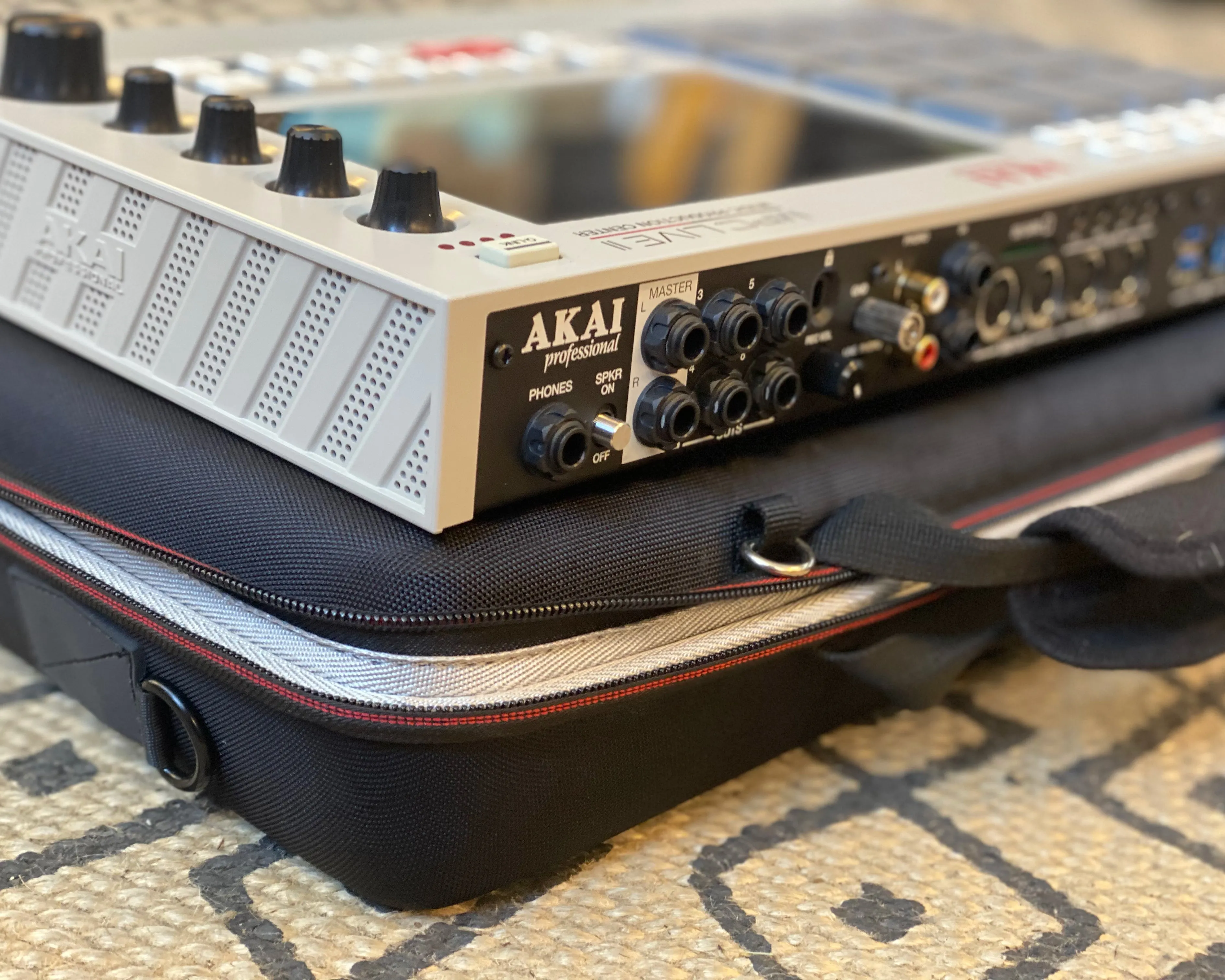AKAI MPC Live II Retro